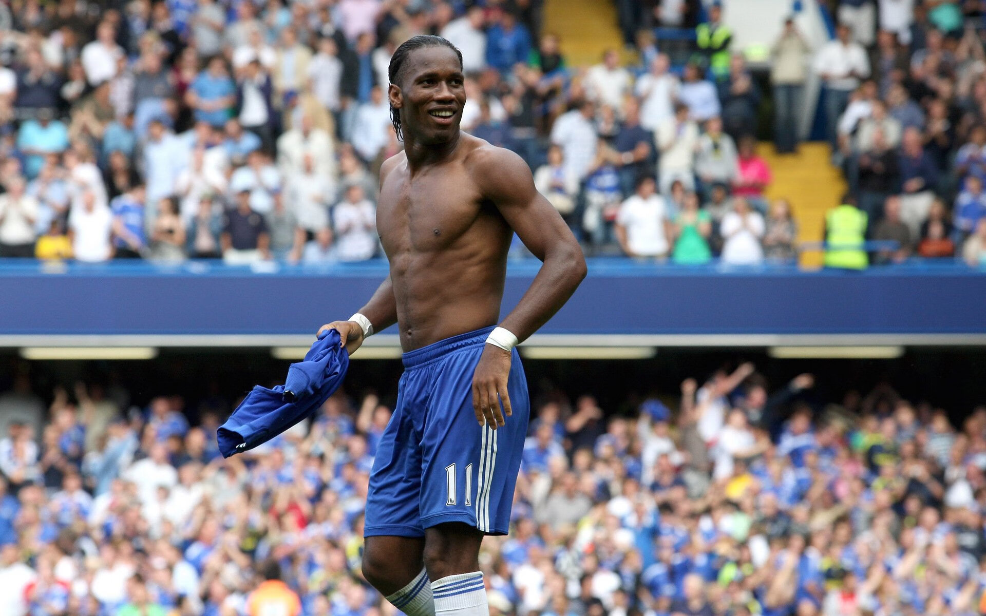 爱游戏电竞官网-英格兰球迷街头狂欢庆祝奖牌，英格兰球迷唱歌